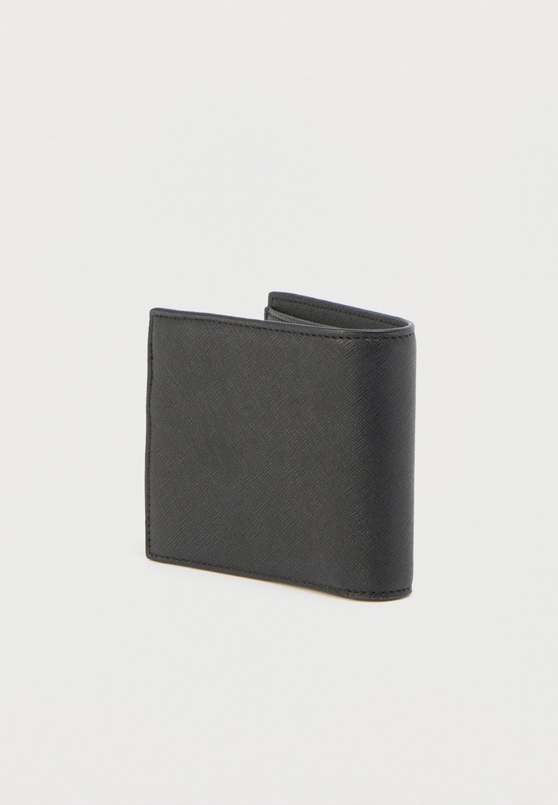 Sort bi-fold pung lavet af tekstureret syntetisk materiale. Har rene linjer, glatte kanter og ingen synlige metaldele eller pynt.