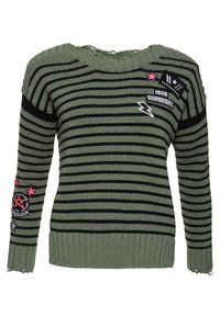 Maglione a righe verdi e nere in maglia, con scollo ampio, decorato con toppe e ricami dai colori vivaci e dettagli visibilmente scoloriti.