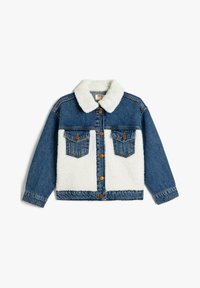Chaqueta de mezclilla con un frente de piel sintética blanca, dos bolsillos en el pecho y botones marrones. Presenta un cuello y costuras en contraste.