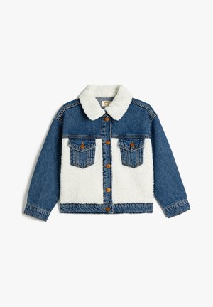 Denimjacke mit einem weißen, faux Schaffell vorn, zwei Brusttaschen und braunen Knöpfen. Verfügt über einen Kragen und kontrastierende Nähte.