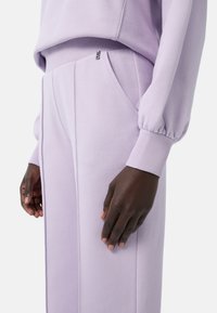 Lavendel sweatshirt met ribbelboorden en details. Zacht materiaal, voorzien van zijzakken en een zichtbare logoaccent op de tailleband.