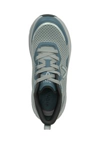 Grijze sportieve schoen met bovenkant van mesh, blauwe accenten, platte veters en een rond peil; gewatteerde zool en hoge kraag voor comfort.