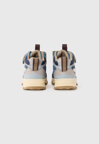 Chaussures de randonnée bleues et grises avec un dessus texturé, un col rembourré et une semelle en caoutchouc. Tirant marron et détails rayés au niveau du talon.