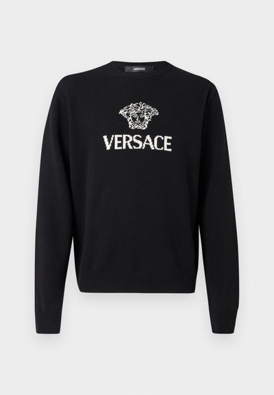Czarny bawełniany sweter z okrągłym dekoltem, ściągaczami przy mankietach oraz haftowanym logo Versace z detalem głowy Meduzy na przodzie.