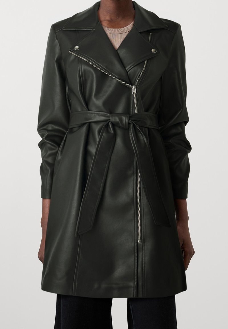 Abrigo de trench de cuero verde oscuro con cintura ceñida, cremalleras plateadas y cuello de solapa. Presenta mangas largas y una textura suave.