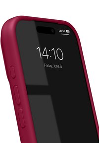 Smartphone con custodia protettiva rossa che mostra l'ora 14:10 e la data venerdì 6 giugno, con indicazione della rete 5G e stato della batteria.