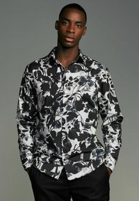 Next PRINTED SINGLE CUFF- REGULAR FIT - Skjorter - black white floral