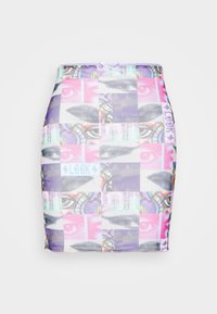 Saia de cintura alta com um design em patchwork featuring olhos e padrões geométricos. Feita de um tecido leve em cores pastel.