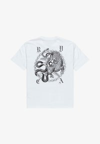 Camiseta blanca de algodón con un gráfico detallado en negro de un leopardo y un pulpo, rodeados por una cadena y letras estilizadas K, V, C, A.