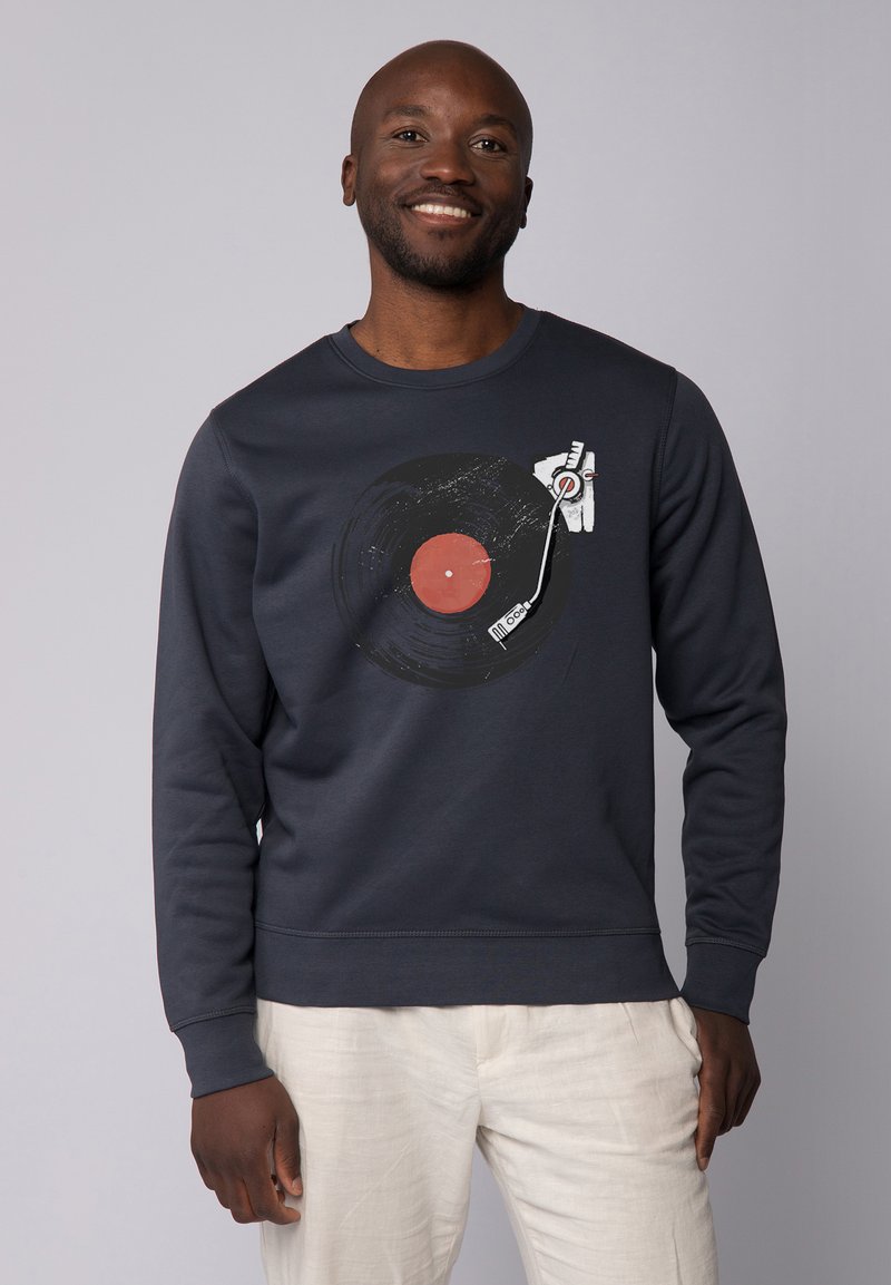 Marineblaues Sweatshirt mit einem Grafikdesign von einer Schallplatte mit rotem Mittelpunkt, gestaltet mit einem Plattenspielerarm; weicher Stoff, Rundhals und gerippte Bündchen.