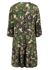 Robe ample à étages avec manches cloche 3/4, présentant un motif camouflage floral abstrait vert, noir et beige.