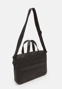 Borsa per laptop nera realizzata in tessuto texturizzato con doppio manico e una tracolla rimovibile; presenta una tasca anteriore e chiusura con zip.