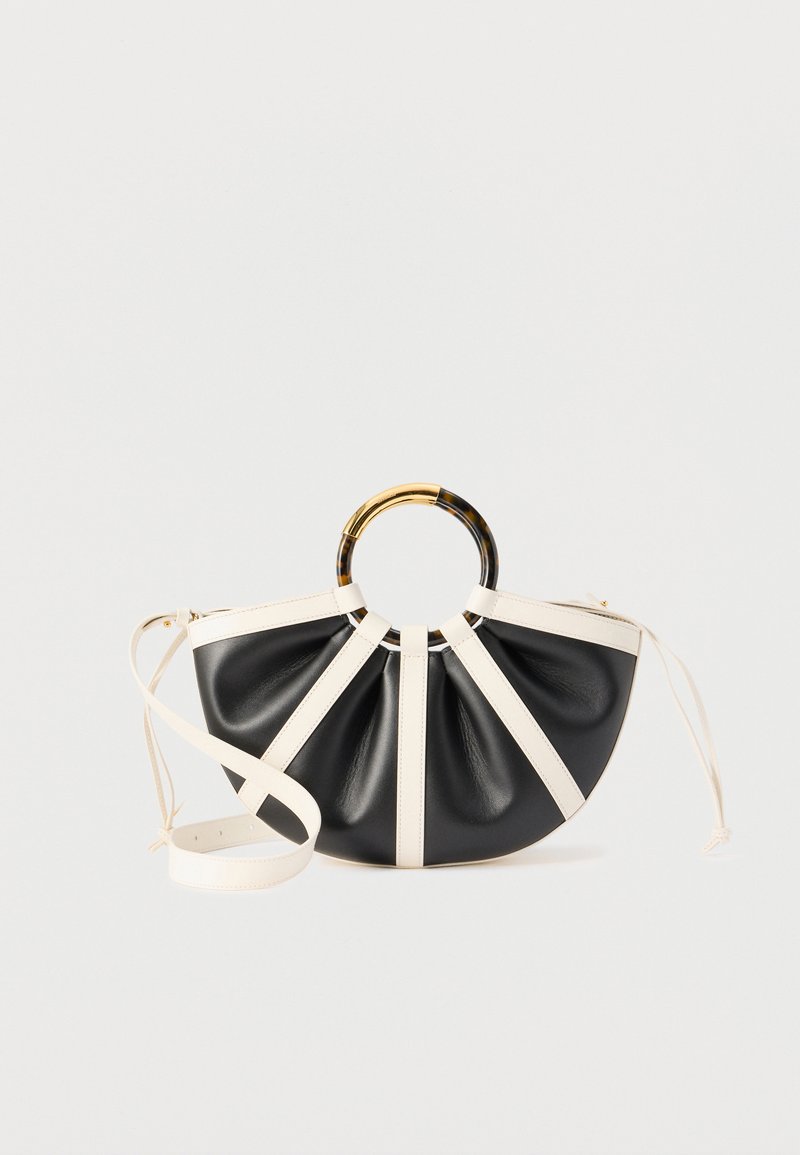 Ασπρόμαυρο ημικυκλικό τσαντάκι με πιέτες, στρογγυλή λαβή από κέλυφος χελώνας και χρυσό, και λευκό ρυθμιζόμενο λουρί ώμου.