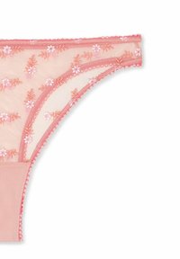 Rosa spetsstring med blommönster broderat på genomskinlig mesh och en solid tygpanel baktill samt vågiga kanter längs sidorna.