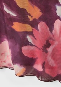 Lättviktig, genomskinlig tyg med ett blommönster i rosa, lila, orange och vita nyanser. Kanterna har en delikat, vågig finish.