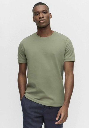 Oliwkowy t-shirt z krótkim rękawem wykonany z mieszanki bawełny, z klasycznym okrągłym dekoltem; gładka tekstura i dopasowany krój. Bez wzorów ani ozdób.
