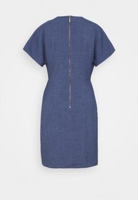 Jeansklänning med korta ärmar, figurnära design och rak silhuett. Har en central gulddragkedja på baksidan.