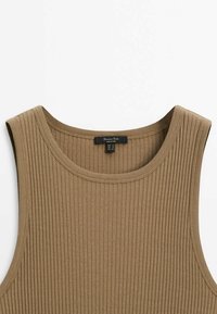 Débardeur marron côtelé avec un col rond et de larges bretelles ;  étiquette visible à l'intérieur du col indiquant la taille et la marque.