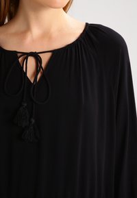 Custommade Vapaa-ajan mekko - black