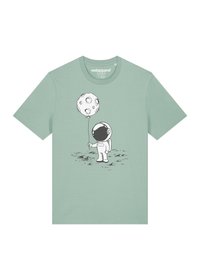 Muntgroene T-shirt met een astronaut die een maanvormige ballon vasthoudt, met zwarte lijntekeningen die het personage en achtergrond elementen details geven.