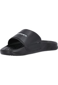 Zwarte rubberen slipper met een brede band, een textured voetbed en ventilatie aan de zijkanten. Voorzien van het "ENDURANCE" logo in het wit op de band.