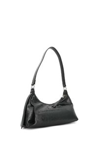 Borsa a spalla in pelle nera con forma arrotondata, texture liscia, tracolla regolabile e dettagli in metallo argentato. Chiusura superiore con zip.