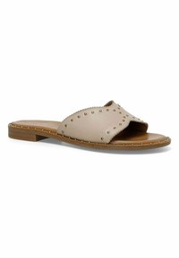 Beige slide sandal med en bred overdel, naglede detaljer og flad sål. Syntetisk materiale med en glat tekstur og åben tådesign.
