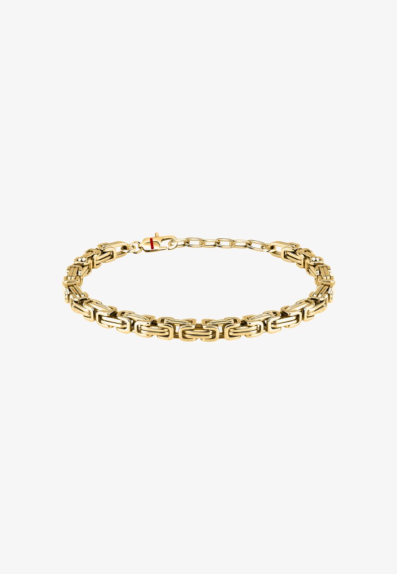 Bracciale in oro con maglie rettangolari e finitura lucida, dotato di una chiusura decorata con un accento rosso e argento.