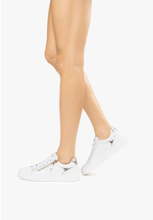 Sneakers bianchi con accenti metallici argento, dotati di una zip laterale, punta tonda e tomaia con texture. Suole in gomma.