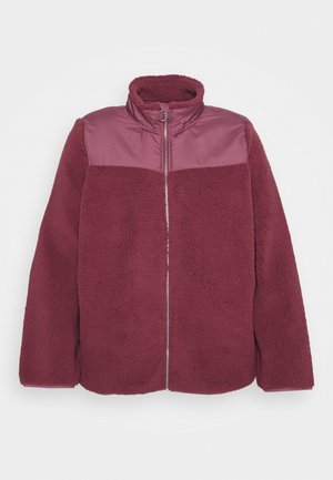 Chaqueta de forro polar color ciruela con cuello alto, cremallera completa en la parte delantera y panel de tela lisa en los hombros y la parte superior del pecho.