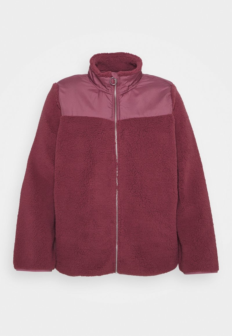 Chaqueta de forro polar color ciruela con cuello alto, cremallera completa en la parte delantera y panel de tela lisa en los hombros y la parte superior del pecho.