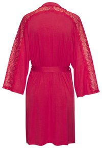 Raudonas kimono stiliaus chalatas iš lengvos medžiagos, su nėrinių apdaila ant rankovių ir derančiu diržu juosmens srityje. Atvira nugaros dalis.