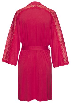 Rote Robe mit Spitzendetails an den Ärmeln, einem taillierten Gürtel und einem lockeren Schnitt. Hergestellt aus leichtem Stoff mit einer glatten, fließenden Textur.