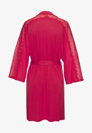 Rote Robe mit Spitzendetails an den Ärmeln, einem taillierten Gürtel und einem lockeren Schnitt. Hergestellt aus leichtem Stoff mit einer glatten, fließenden Textur.