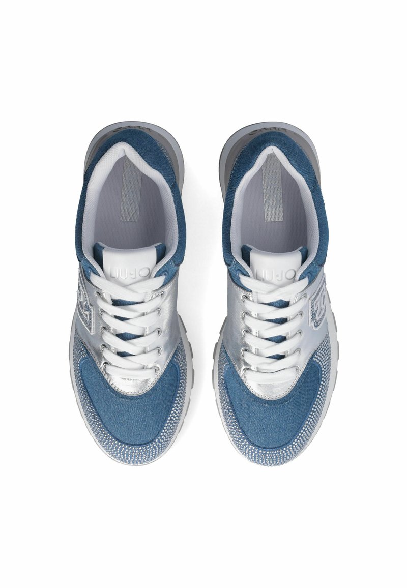 Blaue und silberne Sneakers verfügen über ein Obermaterial aus Denim, einen gepolsterten Schuhkragen, weiße Schnürsenkel, reflektierende Akzente und eine strukturierte Sohle.