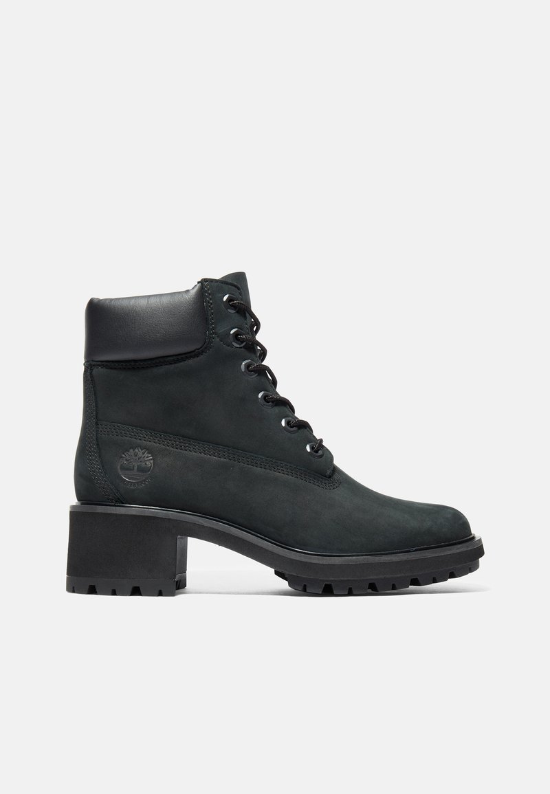 Stivali alla caviglia in pelle nera con tacco spesso, dotati di laccio frontale, collare imbottito e dettagli in suede testurizzato.