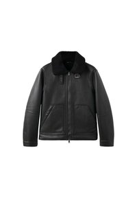 Chaqueta de cuero negro con un cuello forrado de piel, dos bolsillos frontales y cierre con cremallera. Presenta una textura suave y un diseño estructurado.