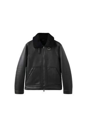 Zwarte leren jas met een met bont gevoerde kraag, twee voorzakken en een ritsafsluiting. Beschikt over een gladde textuur en een gestructureerd ontwerp.