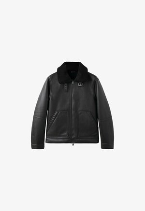 Črna usnjena jakna s krznom obloženim ovratnikom, dvema sprednjima žepoma in zadrgo. Ima gladko teksturo in strukturirano zasnovo.