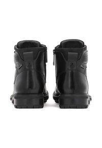 Mustad mustad nahast pahkluu saapad, millel on tekstuuriga kangast detailid, tugev kummist tall, ning tagumine tõmblukk; varustatud külgtõmbluku sulgemisega.