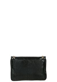 Pochette noire effet peau de serpent synthétique avec anneaux de chaîne dorée fixés aux coins supérieurs, forme rectangulaire, sans fermoirs apparents.