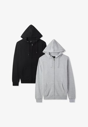 Dwie rozpinane bluzy z kapturem: jedna w kolorze czarnym, a druga w jasnoszarym, każda z przednią kieszenią, sznurkami i ściągaczami przy mankietach. Wykonane z miękkiego materiału.