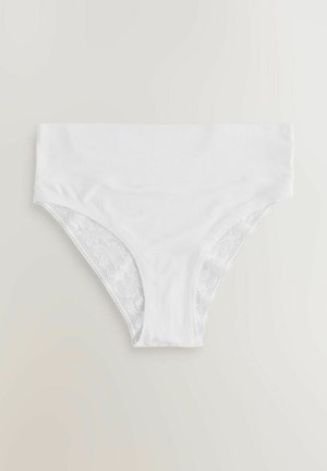 Balti biksītes ar mīkstu kokvilnas priekšpusi un mežģīnēm sānos, ar bezšuvju dizainu un vidēja augstuma vidukļa formu.