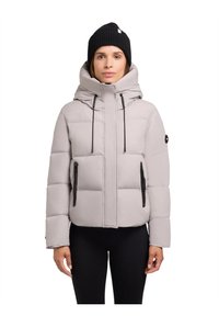 Lys grå pufferjakke med høj krave, sorte lynlås-lommer og snørelukning i hætten. Har en quiltet tekstur og en struktureret pasform.