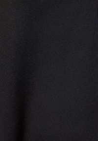 Zwarte stof met een gladde textuur en een matte afwerking, zonder zichtbare patronen of versieringen, wat zorgt voor een stevige, uniforme uitstraling.