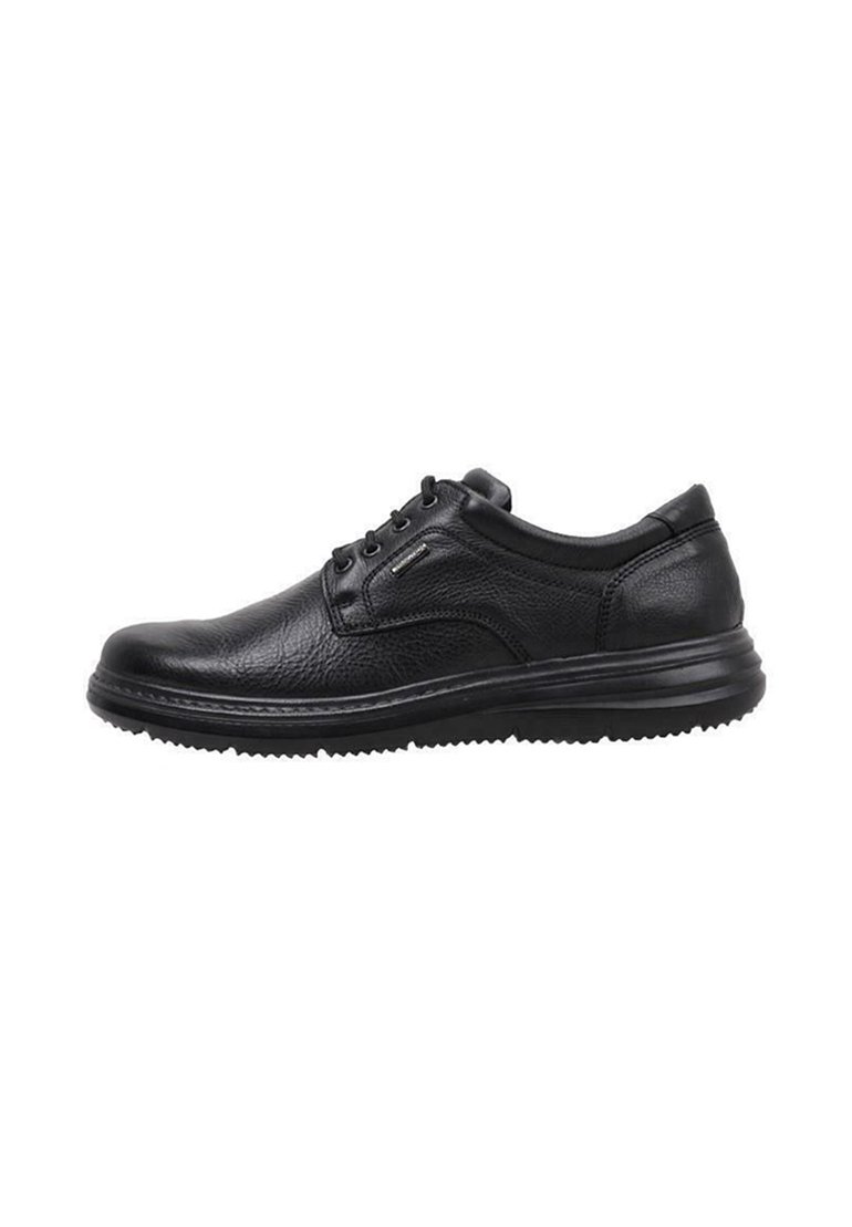 Zapato negro de cuero para hombre, tipo casual, con cordones, superficie texturizada y suela gruesa y estriada, mostrado de lado sobre un fondo blanco.