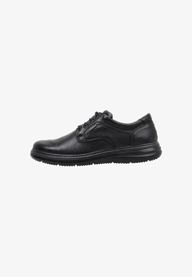 Zapato negro de cuero para hombre, tipo casual, con cordones, superficie texturizada y suela gruesa y estriada, mostrado de lado sobre un fondo blanco.