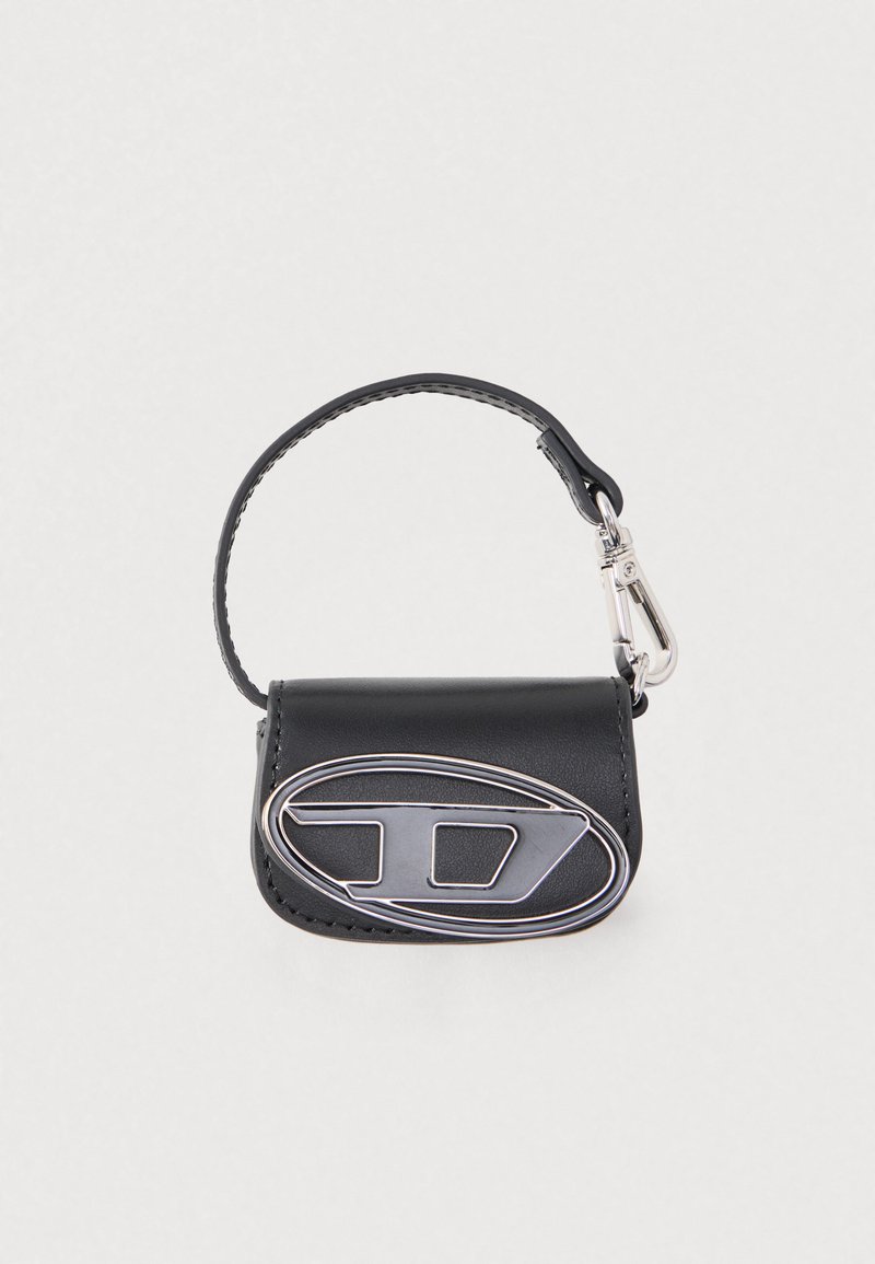 Juoda odinė mini rankinė su viršutine rankena ir dideliu sidabro spalvos metalo "D" logotipu ant priekinio flapo.