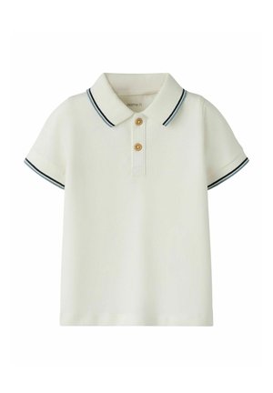 Biała koszulka polo z krótkim rękawem, dwoma drewnianymi guzikami oraz granatowym wykończeniem na kołnierzyku i rękawach.