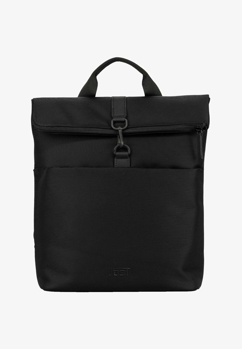 Sac à dos rectangulaire noir avec poignée supérieure, poche zippée à l'avant, rabat fermé par un fermoir à crochet et tissu texturé.